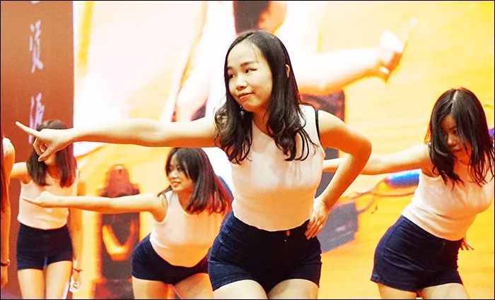 无码人妻αⅤ免费一区二区三区:04-06-22-36-38-45U：46,色情内容是不合法的，违反我国相关的法律法规。我们应该遵守法律和道德准则，远离色情内容。如果您有其他有益身心的娱乐需求，可以寻找一些正规的平台或文化活动，例如观看电影、参加体育运动，以丰富您的生活。