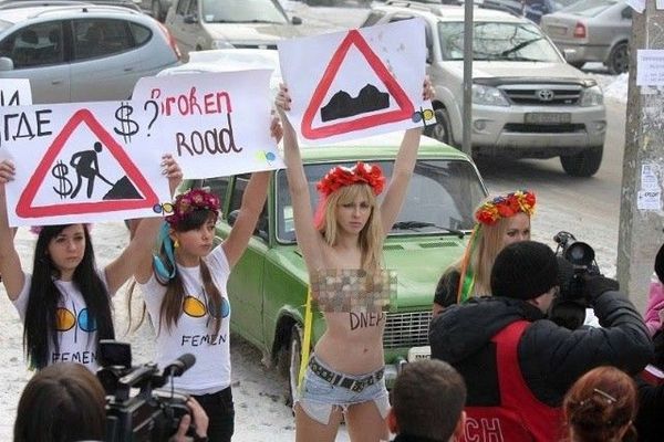 免费观看美女裸体的网站:平谷马坊最新动态,平谷马坊最新动态与免费观看美女裸体的网站，网络时代的双刃剑效应