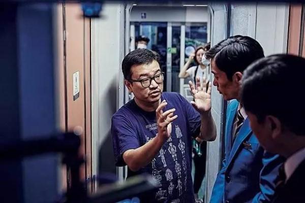 国产亚洲成AV人片在线观黄桃:乡村乱情最新版,国产亚洲成人影片与乡村乱情——在线观看黄桃最新版