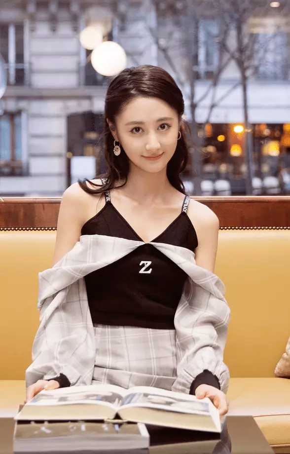精品人妻少妇嫩草AV无码专区:赛琳最新款包包,赛琳最新款包包与精品人妻少妇嫩草AV无码专区，时尚与内容的探讨