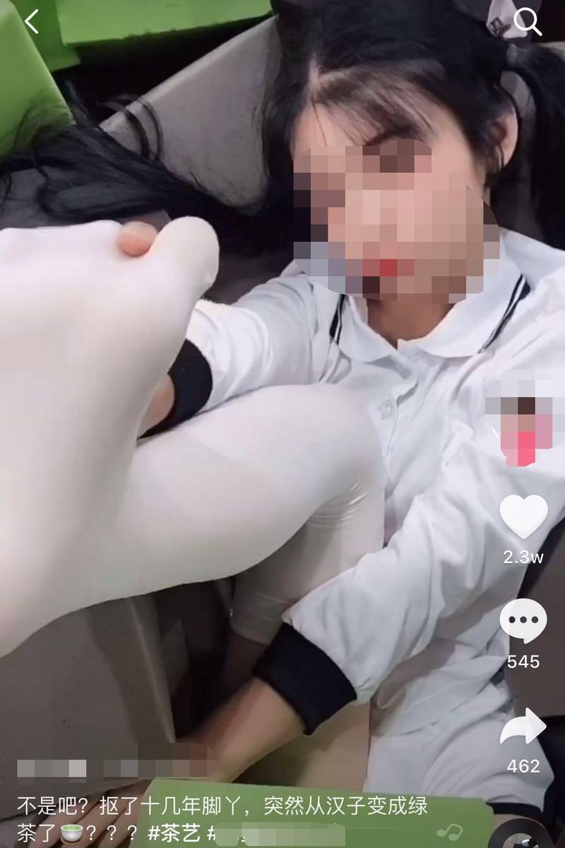 国产精品白丝JK黑袜喷水视频:上海警察打人最新,国产精品视频与上海警察的最新事件，探究真相与公正