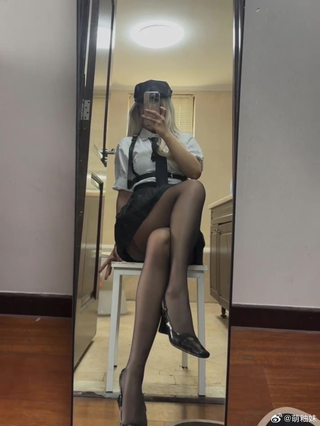 国产精品白丝JK黑袜喷水视频:上海警察打人最新,国产精品视频与上海警察的最新事件，探究真相与公正