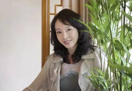 国内少妇人妻丰满AV:食色大陆最新章,关于食色大陆最新章节的探讨——国内少妇人妻丰满AV现象的思考