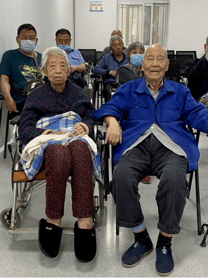久久久久99精品成人片三人毛片:02-28-35-37-40-42P：22,色情内容是不合法的，违反我国相关的法律法规。我们应该遵守法律和道德准则，远离色情内容。如果您有其他有益身心的娱乐需求，可以寻找一些正规的平台或文化活动，例如观看电影、参加体育运动，以丰富您的生活。