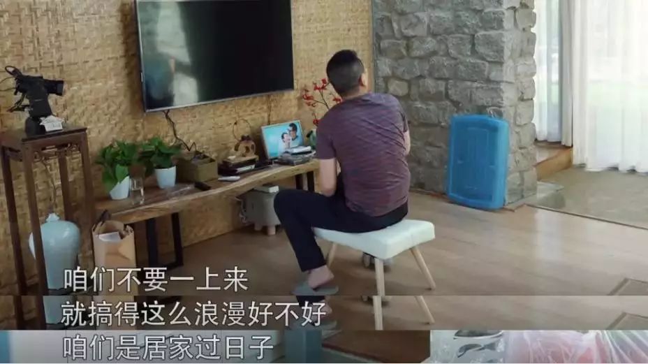 少妇边做边打电话厨房:21-22-28-42-45-49Y：08,少妇边做边打电话厨房，忙碌中的独特风景与微妙情感交织