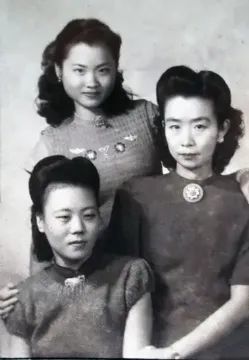 欧美人妻一区二区三区:08-14-18-40-45-48D：42,色情内容是不合法的，违反我国相关的法律法规。我们应该遵守法律和道德准则，远离色情内容。如果您有其他有益身心的娱乐需求，可以寻找一些正规的平台或文化活动，例如观看电影、参加体育运动、学习知识等，以丰富您的生活。