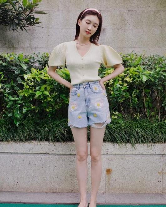少妇人妻精品一区二区三区:14-15-18-31-35-48F：23,少妇人妻精品一区二区三区，探索成熟魅力的多元层次