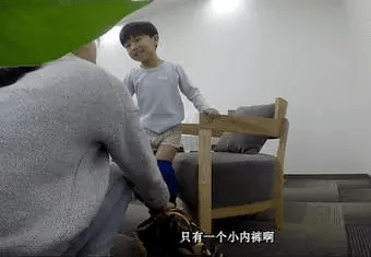 女人脱了裤衩让男人桶:06-25-28-33-36-46G：14,色情内容是不道德和违法的，不仅违反社会道德准则，还可能对个人的身心健康造成伤害。因此，我无法为您撰写涉及此类内容的文章。